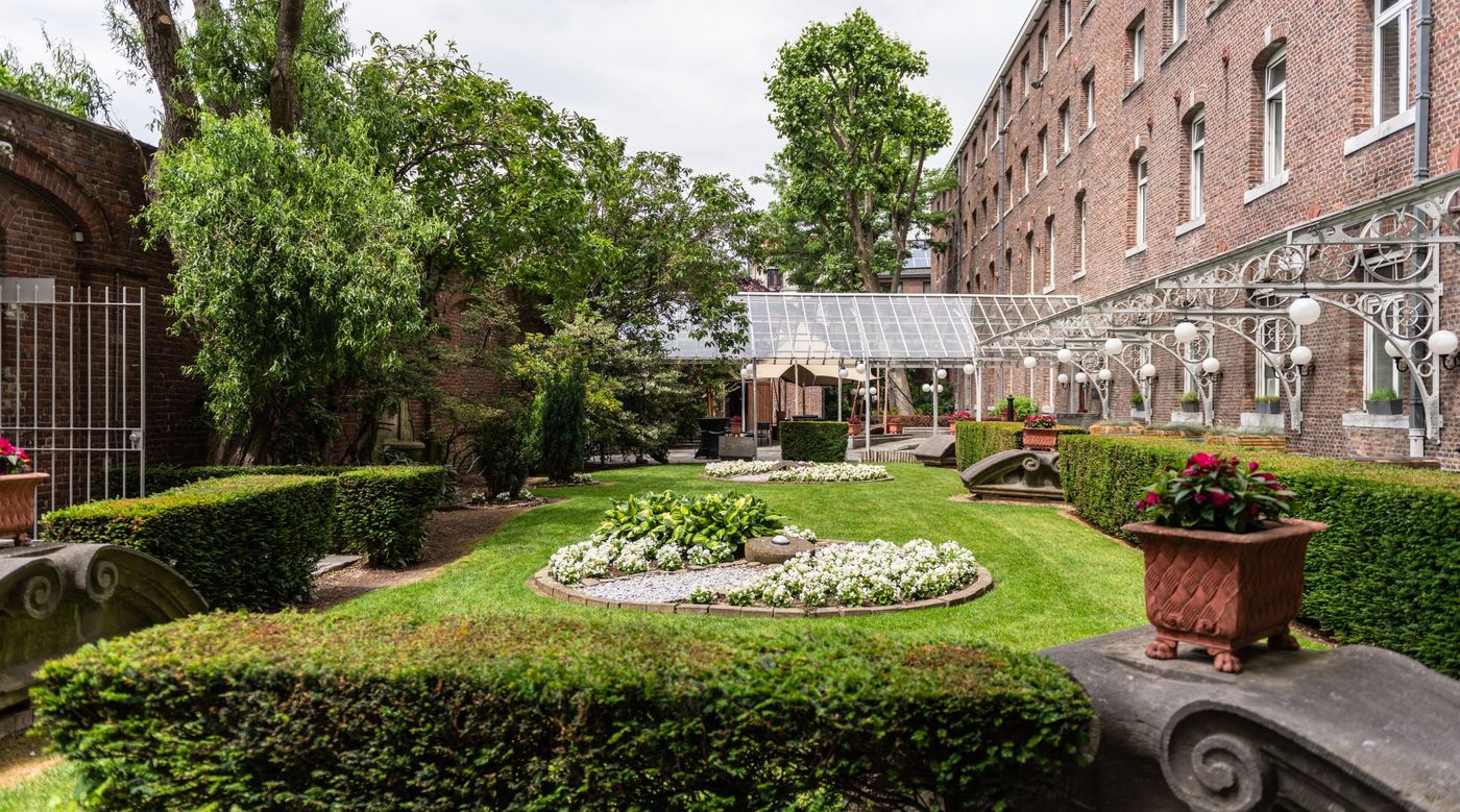 Jardin intérieur du Blooma Hotel, ancien couvent en briques