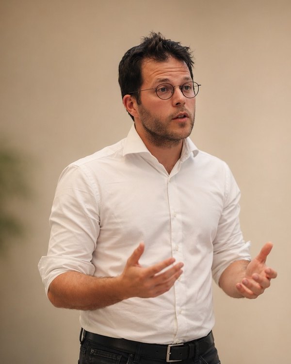 Jeremy Corman en formation, debout, en train d’expliquer
